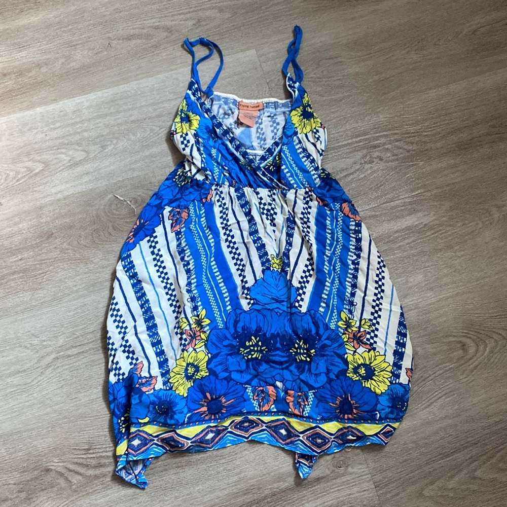 Flowy blue floral dress the size are pointy in an xs